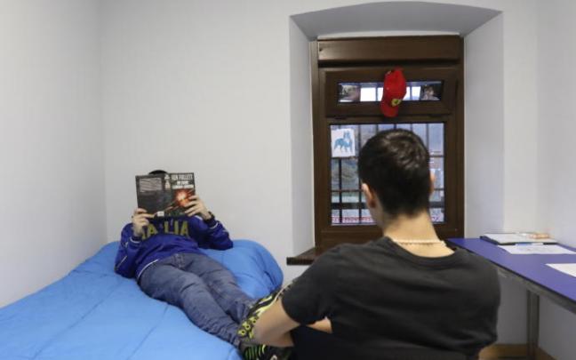 Dos menores en el centro de menores de Areatza.