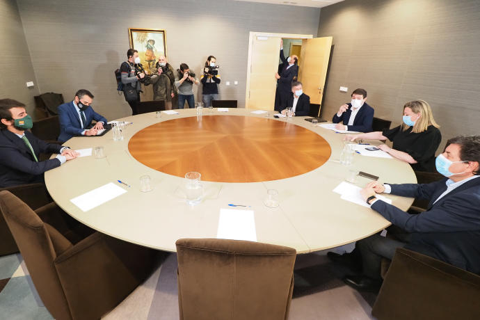 Vista general de una reunión entre el PP y Vox el pasado 23 de febrero