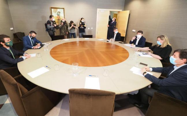 Vista general de una reunión entre el PP y Vox el pasado 23 de febrero Vista general de una reunión entre el PP y Vox el pasado 23 de febrero