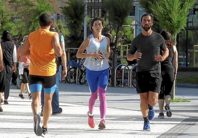 Varias personas corriendo en el donostiarra paseo de La Concha.