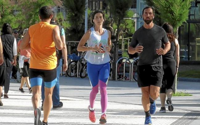 Varias personas corriendo en el donostiarra paseo de La Concha. Varias personas corriendo en el donostiarra paseo de La Concha.