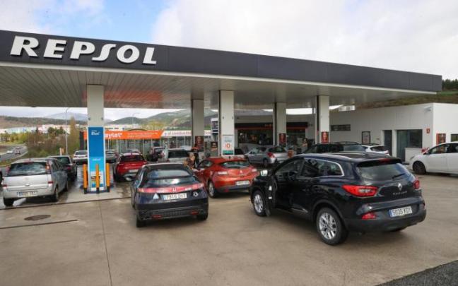 Coches haciendo cola para repostar en Huarte.