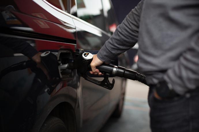 Un hombre reposta gasolina en una gasolinera