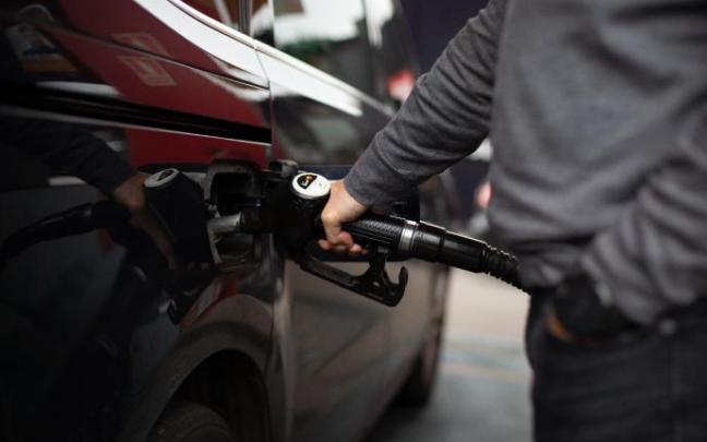 Un hombre reposta gasolina en una gasolinera