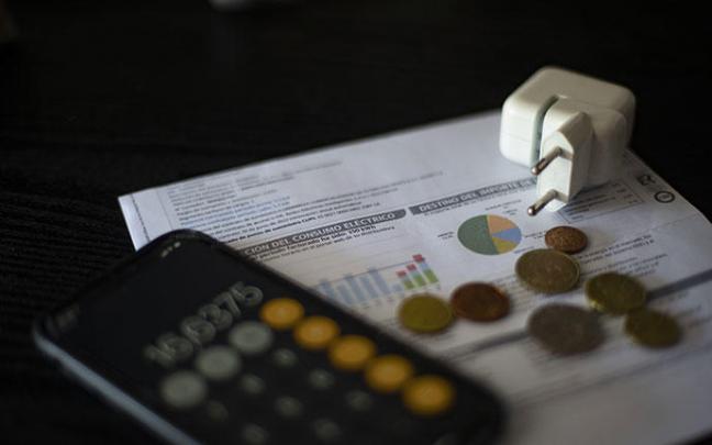 El precio de la luz vuelve a subir y se sitúa este viernes en los 215,86 euros/MWh El precio de la luz vuelve a subir y se sitúa este viernes en los 215,86 euros/MWh