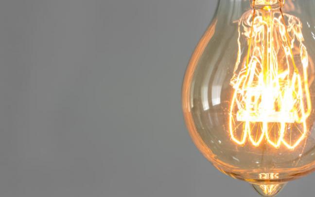 El precio de la luz da una tregua y cae un 5,5% este viernes