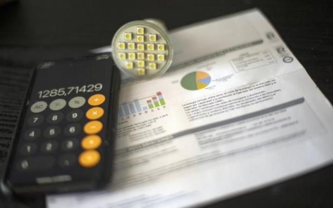 Los hogares pagarán este año 828 euros de luz de media. Los hogares pagarán este año 828 euros de luz de media.