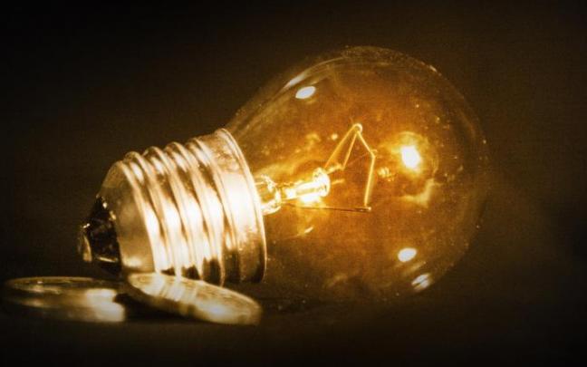 El precio de la luz se mantiene en los niveles históricos.