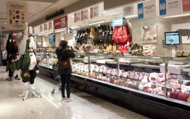 Una persona comprando en el supermercado. Una persona comprando en el supermercado.