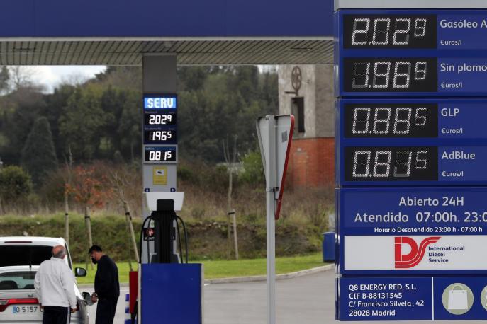 Los precios de los carburantes han disparado el IPC. EFE