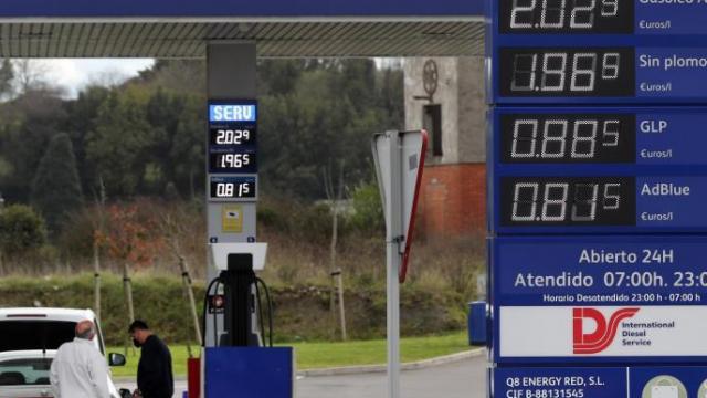 Los precios de los carburantes han disparado el IPC. EFE