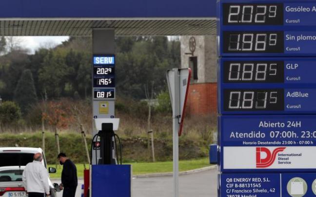 Los precios de los carburantes han disparado el IPC. EFE