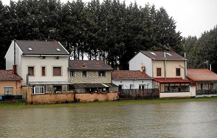 Varias casas rodeadas por el agua, ayer, en Durana. Foto: Jorge Muñoz