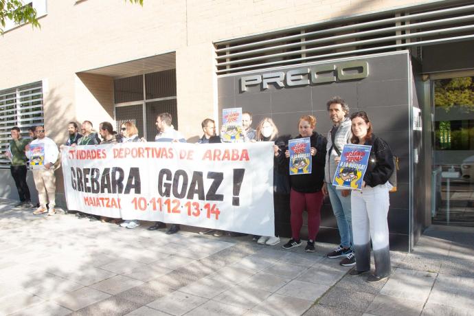 Concentración celebrada este lunes en el exterior del Preco.