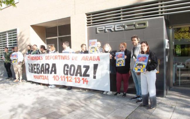 Concentración celebrada este lunes en el exterior del Preco.