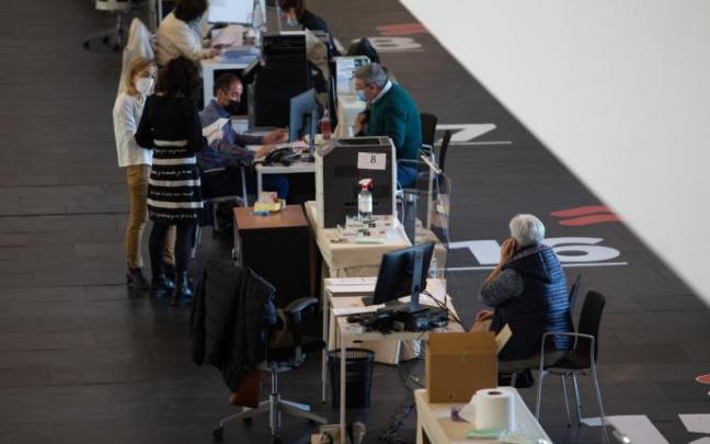 Contribuyentes haciendo su declaración de la renta. Contribuyentes haciendo su declaración de la renta.