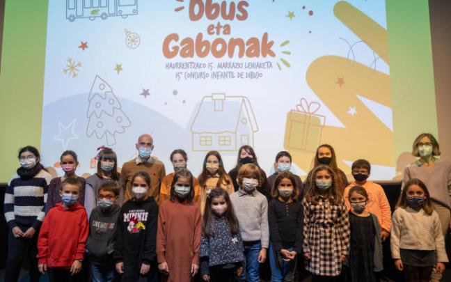 Escolares premiados por sus dibujos, junto a la concejala de Movilidad, Pilar Arana, y el director de Dbus, Igor González.