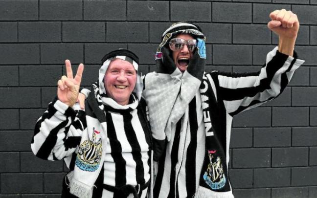 Dos aficionados del Newcastle acuden al estadio disfrazados del príncipe Mohammed bin Salman, cabeza visible del fondo de inversión saudí que ha comprado el club. Foto: N.G.