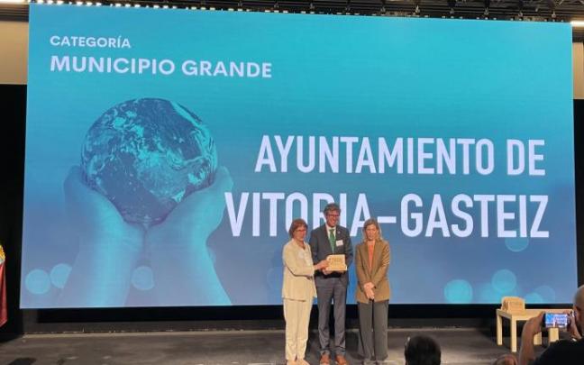 El alcalde, Gorka Urtaran, recoge la distinción de manos de la subdirectora adjunta de la DGT, Susana Gómez.