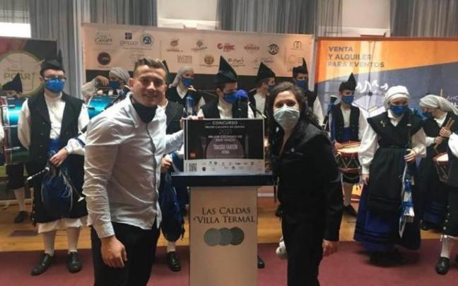 Diego Carrio con el premio a El Trasgu Fartón por el mejor cachopo de Euskadi.