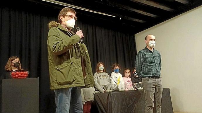 El alcalde, Joseba Palenzuela, toma la palabra durante el sorteo. Foto: N.G.