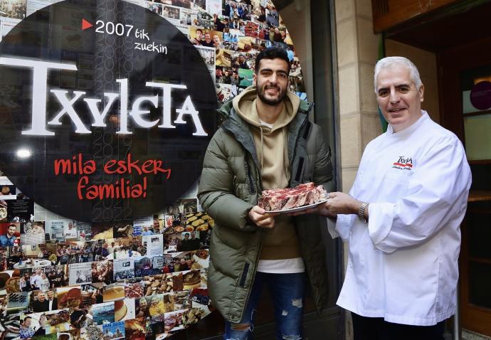 Mikel Merino recibió el premio Txuleta como mejor realista de la pasada temporada