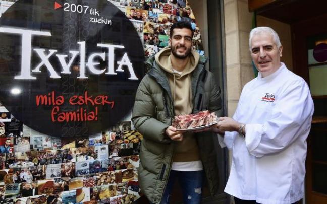 Mikel Merino recibió el premio Txuleta como mejor realista de la pasada temporada