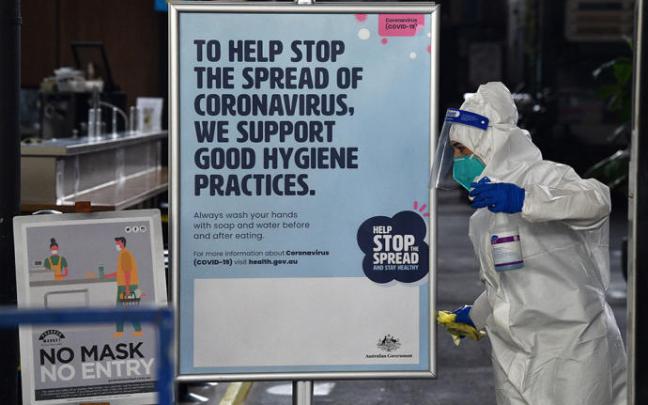 Un operario realiza trabajos de limpieza en Melbourne (Australia). Un operario realiza trabajos de limpieza en Melbourne (Australia).