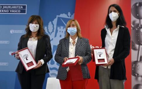 Miren Cajaraville, catedrática de Biología Celular (UPV/EHU); Malu Martínez-Chantar, investigadora principal en CIC bioGUNE; y Paola Ferrario.