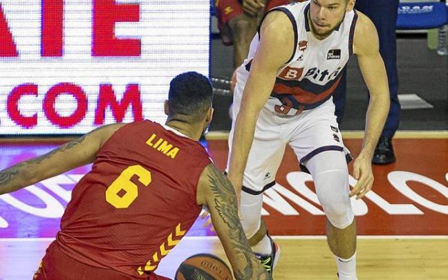 Giedraitis controla el balón en presencia de Lima antes de caer lesionado. Foto: Área 11 Giedraitis controla el balón en presencia de Lima antes de caer lesionado. Foto: Área 11