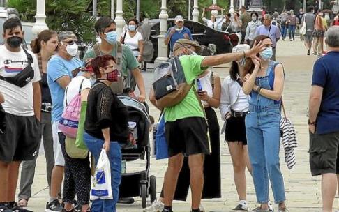 Un guía profesional ofrece explicaciones a un grupo de turistas en Donostia.