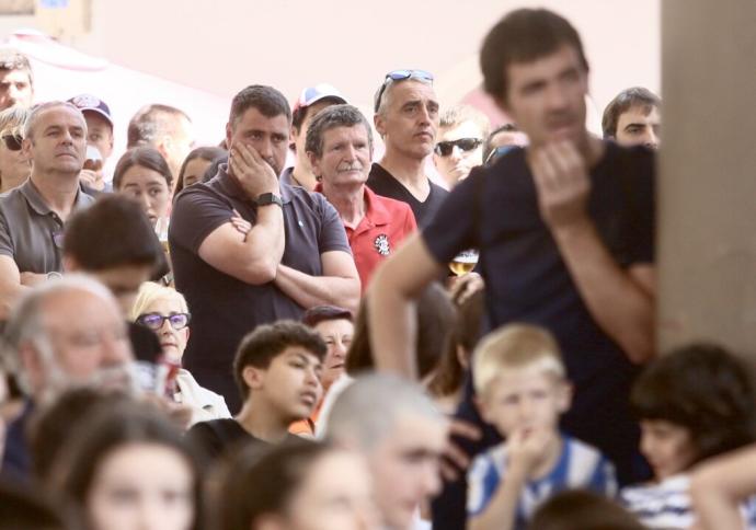 Numerosos aficionados del Ordizia siguieron el encuentro desde la pantalla gigante instalada en la Plaza Mayor.