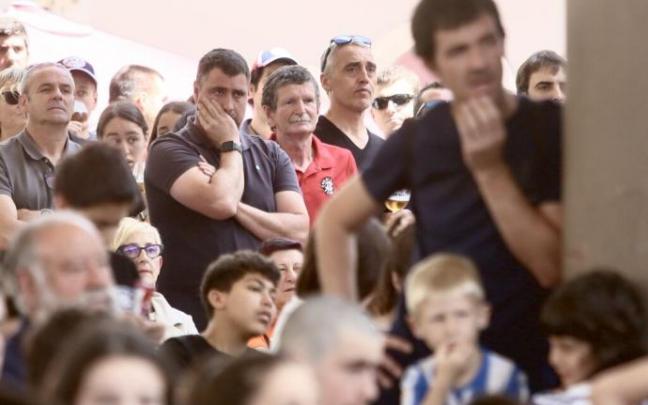 Numerosos aficionados del Ordizia siguieron el encuentro desde la pantalla gigante instalada en la Plaza Mayor. Numerosos aficionados del Ordizia siguieron el encuentro desde la pantalla gigante instalada en la Plaza Mayor.