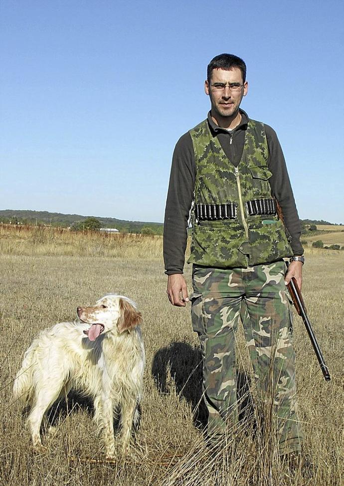 Un cazador con su perro durante la media veda de la codorniz. Foto: N.G.