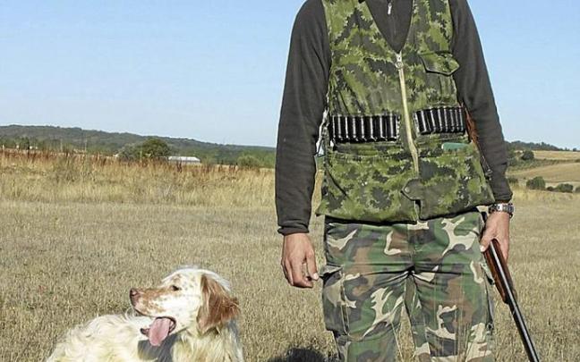 Un cazador con su perro durante la media veda de la codorniz. Foto: N.G.