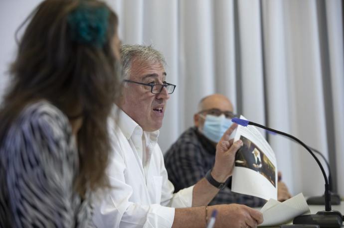 Rueda de prensa del grupo municipal de Bildu, con Abaurrea al fondo.