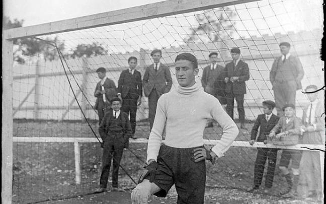 El vitoriano portero albiazul 'Juanito' Díaz realizó un memorable partido en San Mamés el 2 de noviembre de 1924. Foto: Archivo Municipal de Vitoria: C. Yanguas