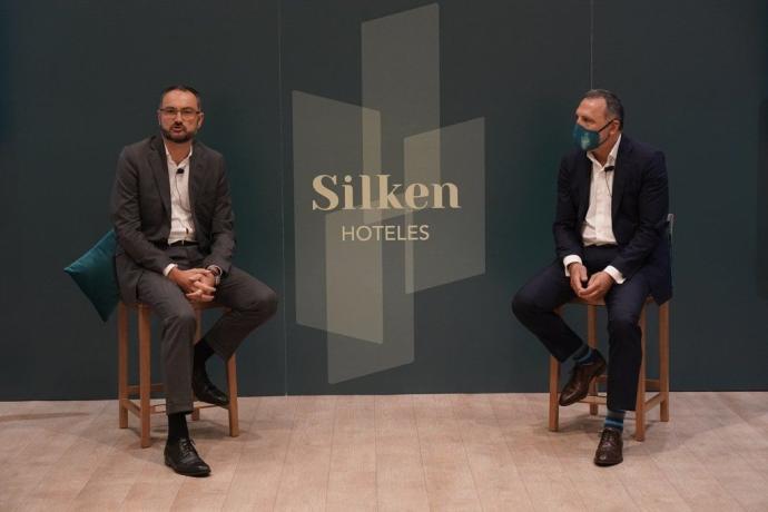 Javier Villanueva y Amado Jiménez presentando este jueves en Vitoria la nueva marca de Silken Hoteles.