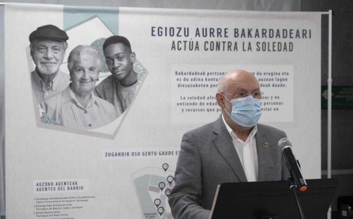 El concejal de Personas Mayores, Jon Armentia, durante el acto de presentación en el centro de Zaramaga.