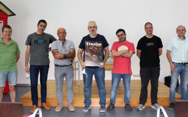 De izquierda a derecha, Juan J. Recalde, Ricardo Gurbindo, Pedro Argandoña, David Mariezkurrena, Pablo Orduna, Ángel Mari Pérez y Roldán Jimeno, en la Biblioteca Pública de la Txantrea en la presentación del primer número de 'Etnolan'.