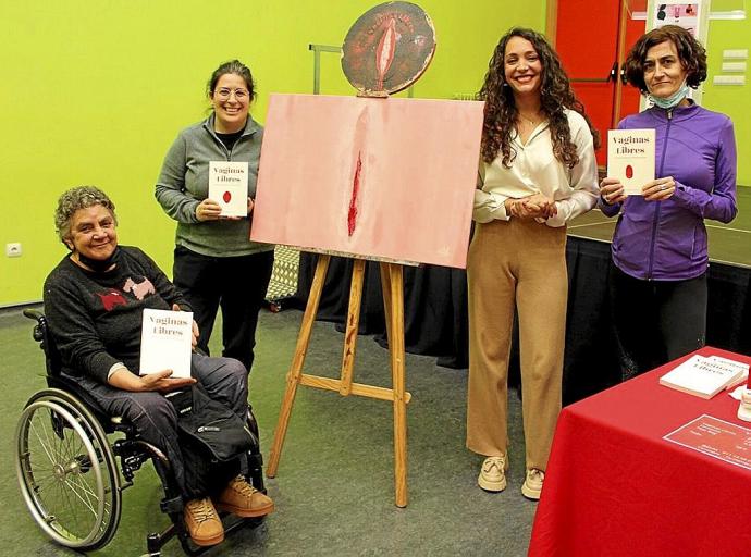 Leticia Chamorro, en el centro, junto a integrantes del colectivo Plataforma 8M. Foto: MAG