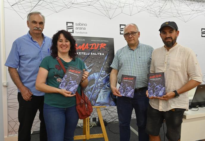 Ángel Rekalde, Amaia Ballesteros, Iñaki Goioana y Aingeru Gorrotxategi en la presentación de 'Amaiur. Gaztelu baltza'.