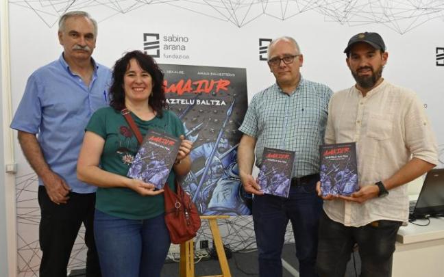 Ángel Rekalde, Amaia Ballesteros, Iñaki Goioana y Aingeru Gorrotxategi en la presentación de 'Amaiur. Gaztelu baltza'. Ángel Rekalde, Amaia Ballesteros, Iñaki Goioana y Aingeru Gorrotxategi en la presentación de 'Amaiur. Gaztelu baltza'.