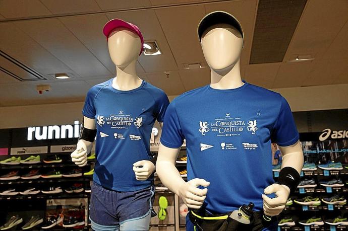 Camisetas, femenina y masculina, de la quinta edición de La Conquista del Castillo. Foto: Patxi Cascante