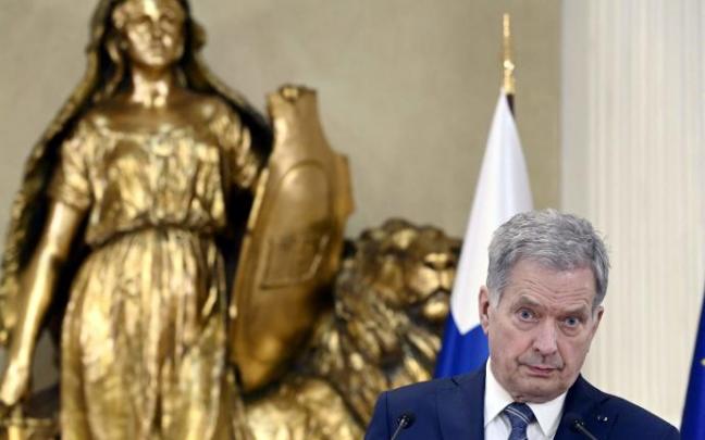 El presidente de Finlandia ofrece una rueda de prensa.