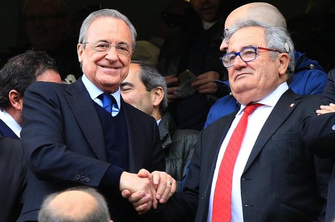 Saludo entre Florentino Pérez y Luis Sabalza en el palco de El Sadar.