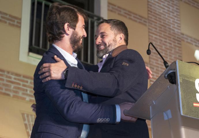 Santiago Abascal felicita a su candidato, Juan García-Gallardo, tras conocerse los resultados en Castilla y León.