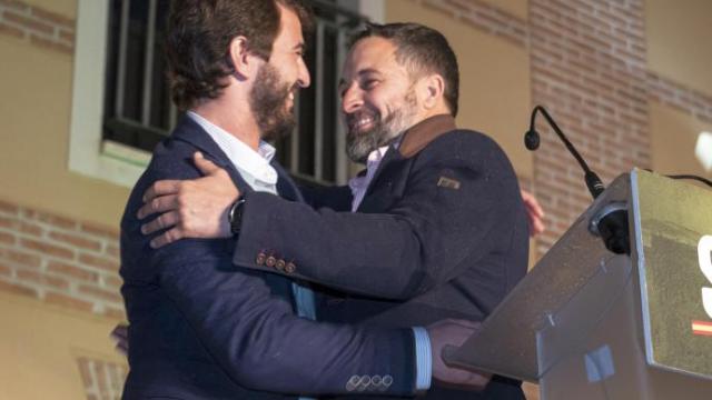 Santiago Abascal felicita a su candidato, Juan García-Gallardo, tras conocerse los resultados en Castilla y León.