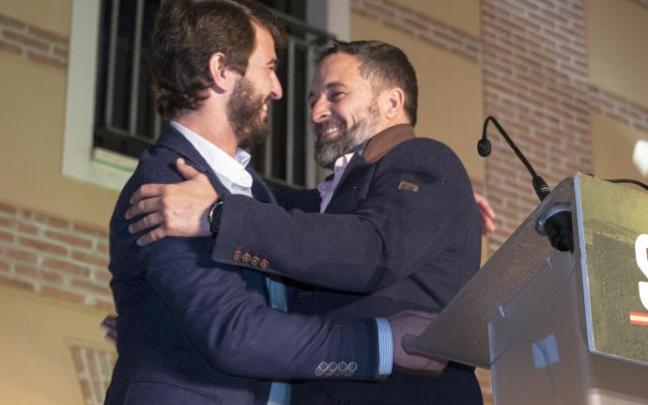 Santiago Abascal felicita a su candidato, Juan García-Gallardo, tras conocerse los resultados en Castilla y León.