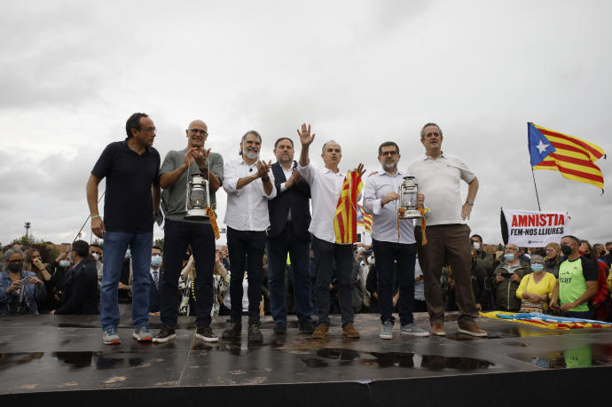 Josep Rull, Oriol Junqueras, Raúl Romeva, Jordi Turull, Jordi Sànchez, Jordi Cuixart y Joaquím Forn tras su salida de prisión.